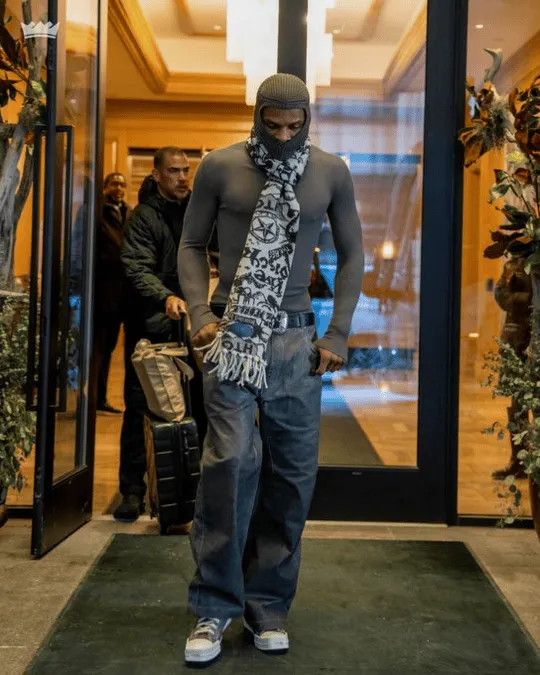 kaiyun-型男入场！国王官媒晒众球员赛前穿搭照：寒风中前行