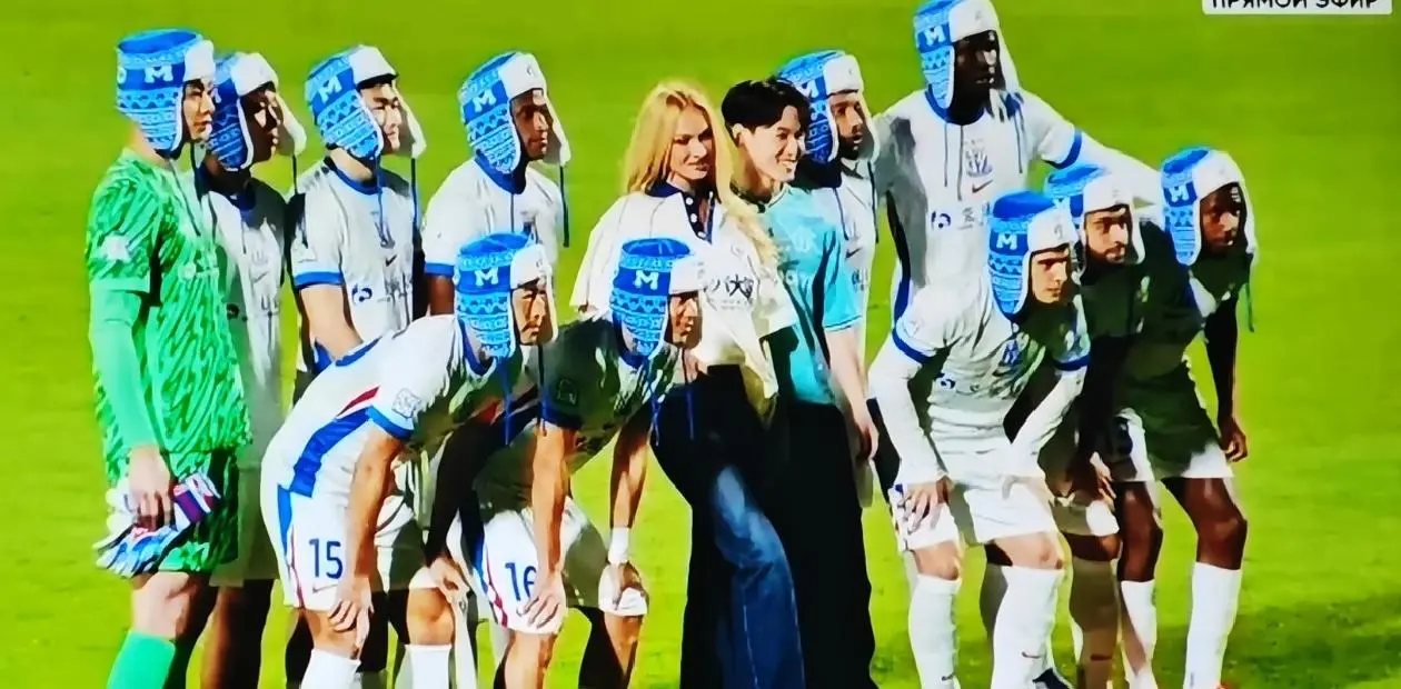 有特色！上海申花今夜热身赛全队戴蓝色雷锋帽出场