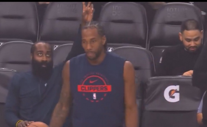 童心未泯！小卡赛前投篮热身 哈登在其身后摆出“兔耳朵”手势